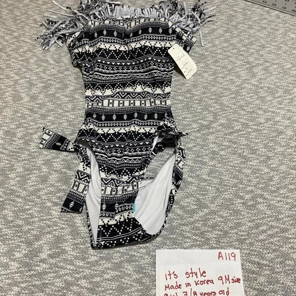 Black/White swimsuit with ruffles. Made Korea 9M=girl 7-8 years‎ old. SKU -A119